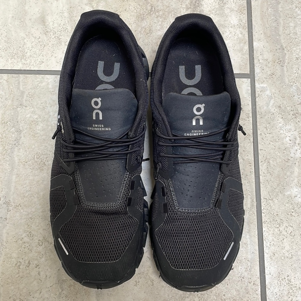 Womens On Cloud sneakers, black womens 8.5